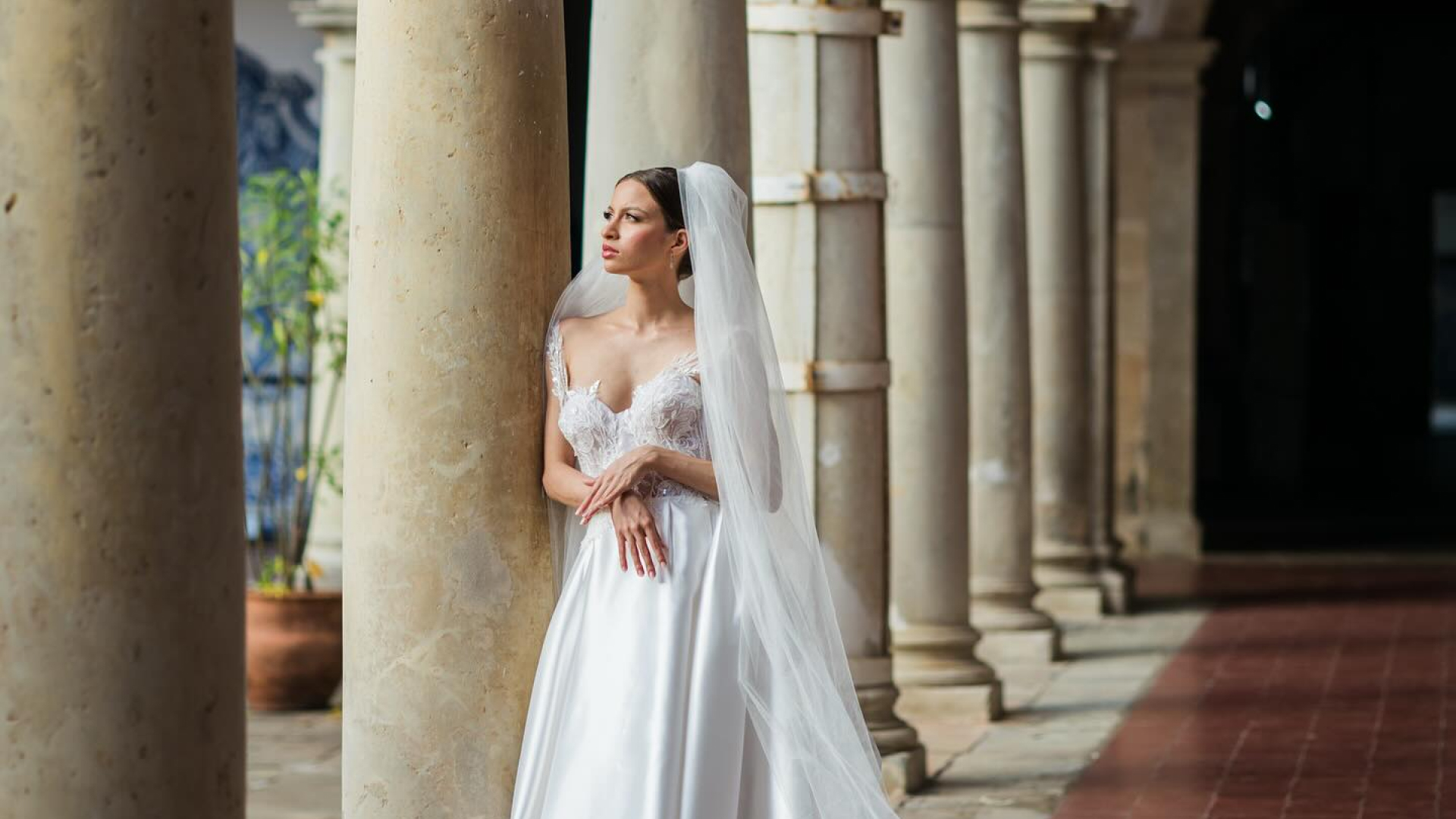 Noiva em vestido escultural de alta costura